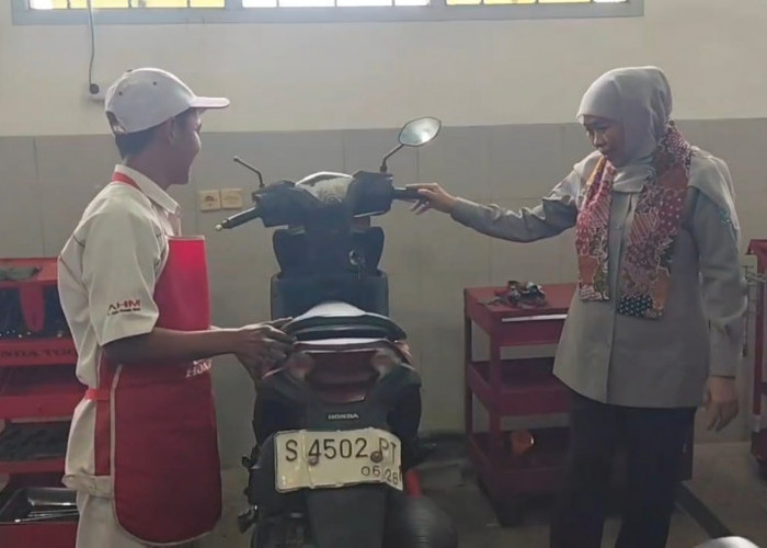 Tinjau Servis Motor Gratis di Sidoarjo, Gubernur Khofifah Dorong Siswa SMK Siap Masuk Dunia Kerja