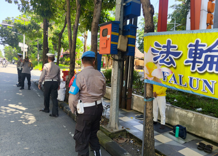 Polsek Sawahan Pastikan Aksi Meditasi Falun Gong di Mayjend Sungkono Berjalan Kondusif