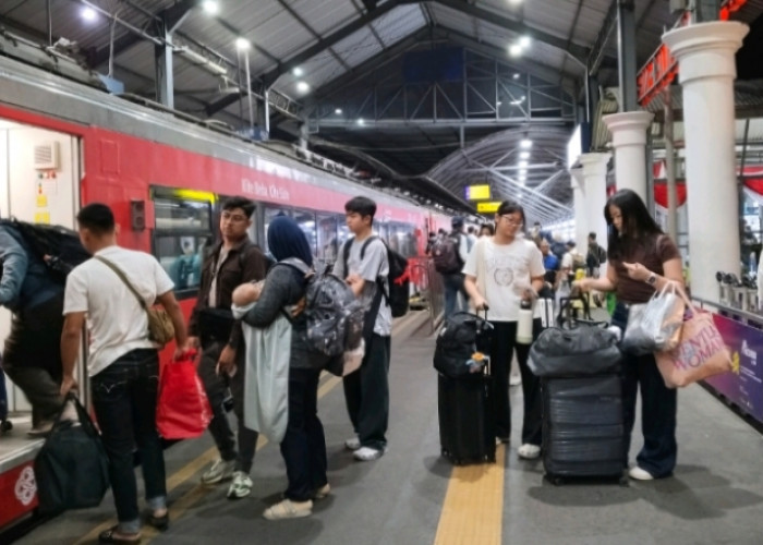 Semarak HUT ke-81 RI, Livery Merah Putih Hiasi Kereta Api Daop 8 Surabaya