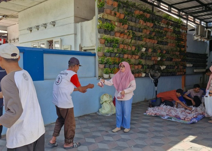 Kantah ATR/BPN Tulungagung Bagikan 130 Bungkus Daging Kurban, Gatot: Wujud Kepedulian pada Masyarakat