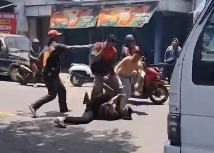 Viral, Dua Sopir Truk Terlibat Perkelahian di Depan Pasar Baureno