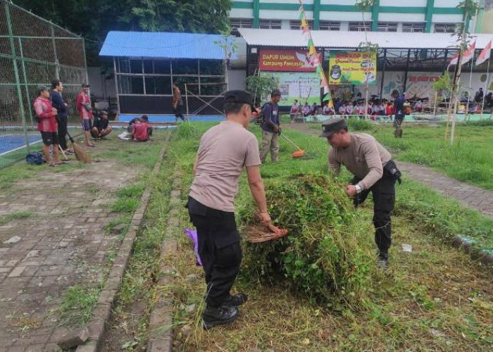 Wujudkan Surabaya Hijau, Polsek Wonocolo Ajak Warga Kerja Bakti di Kebun Serpis