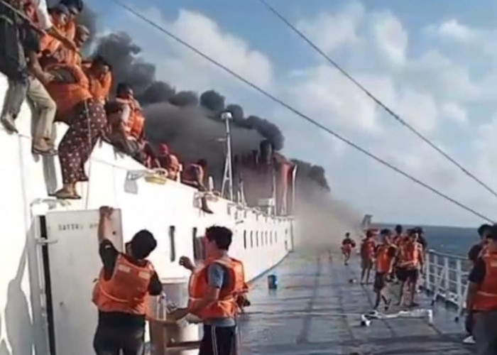 KMP Mutiara Santosa 2 Terbakar di Perairan Sumenep, Ratusan Penumpang Dievakuasi