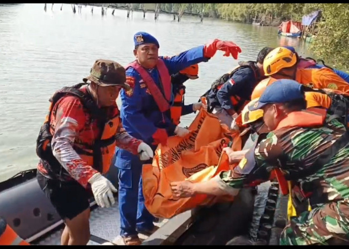 Satpolairud Polres Gresik Bersama Tim Gabungan Evakuasi Korban Tenggelam di Sungai Kalimireng Manyar
