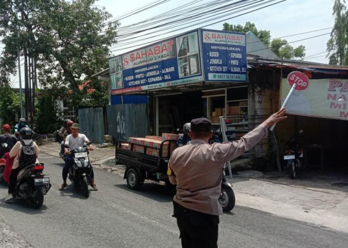 Polsek Lakarsantri Atur Lalin dan Beri Imbauan Penting di MI Muhammadiyah 28 Bangkingan