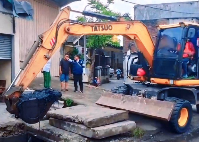 Minimalisir Banjir Surabaya, Saluran Air Jalan Tanjungsari Dikuras Total