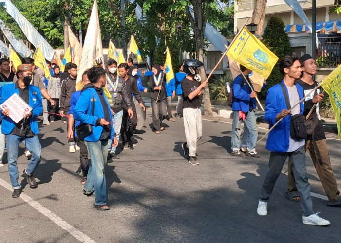 PMII Lamongan Kepung DPRD: Tolak Alih Fungsi Rawa, Desak Evaluasi KDMP dan MBG