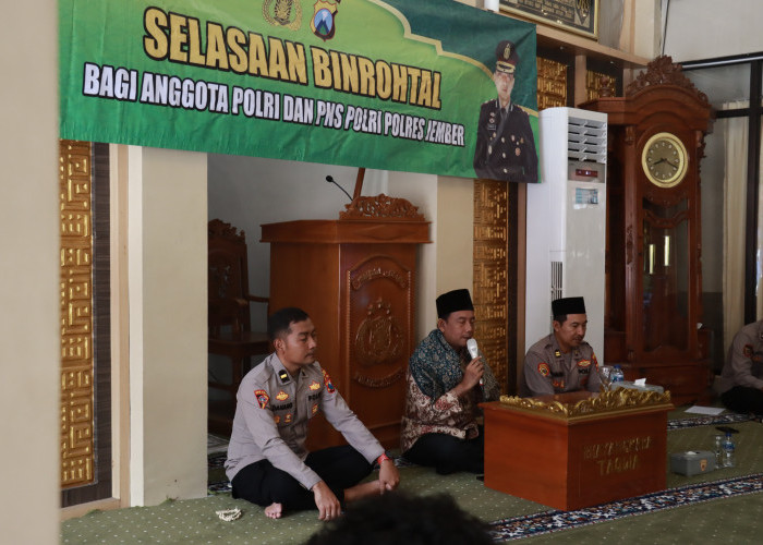 Perkuat Integritas Personel, Polres Jember Gelar Binrohtal Bersama KH Achmad Nafi’