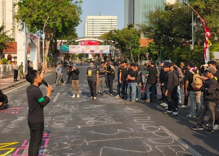  Aksi di Grahadi, BEM SI Kerakyatan Jawa Timur Pertanyakan Prioritas Anggaran Pemerintah di Penanganan Bencana