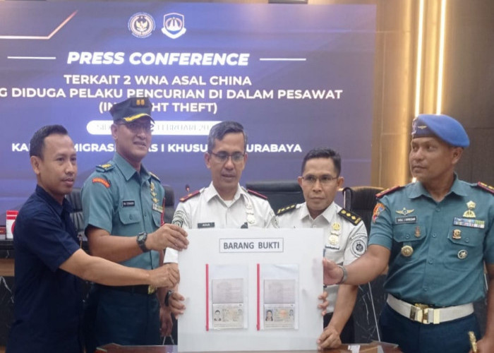 Aksi Copet di Kabin Pesawat Gagal, Imigrasi Surabaya Deportasi dan Tangkal Permanen Dua WNA China