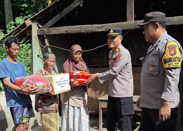 Rumah Warga Tertimpa Pohon, Polisi Ngawi Salurkan Bantuan Sosial di Jogorogo 