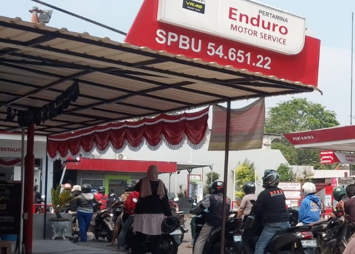 SPBU di Kota Malang Kehabisan Pertalite, Antrean Kendaraan Mengular