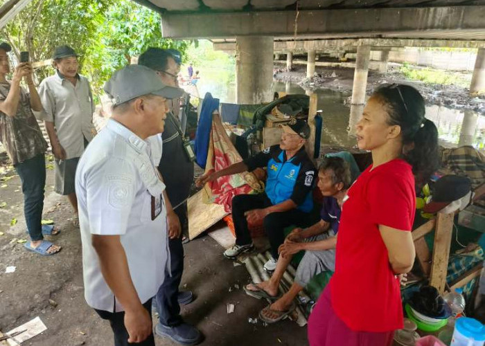 JSC Dinsos Jatim Tangani Lansia Terlantar di Bawah Jalan Tol Tambakasri Surabaya