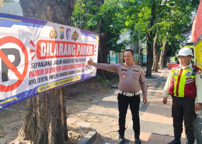 Tingkatkan Kamseltibcarlantas, Satlantas Tanjung Perak Pasang Banner Larangan Parkir