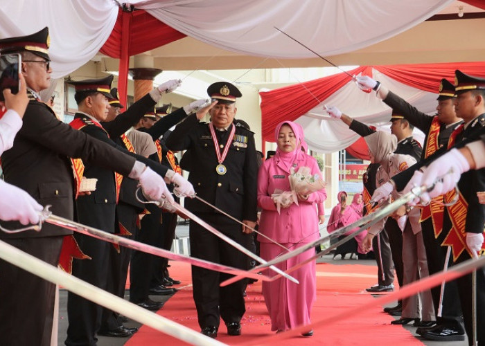 Polresta Banyuwangi Gelar Tradisi Pedang Pora Iringi Bhayangkara Purnabakti