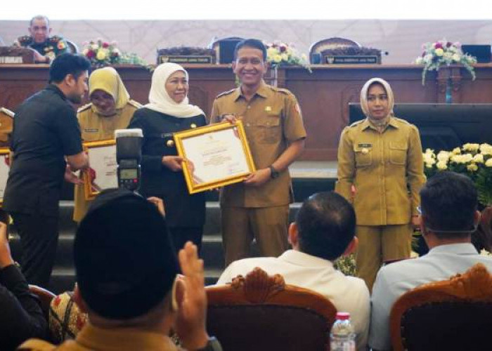 Bupati Bojonegoro dan Lurah Kepatihan Raih Penghargaan Terbaik IV Siskamling Terpadu Jogo Jatim 2025