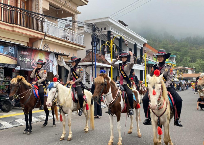 Patroli Polwan Berkuda Sedot Perhatian Wisatawan Sarangan