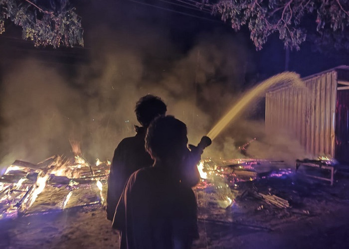 Diduga Korsleting, Warung di Ujungpangkah Gresik Ludes Terbakar