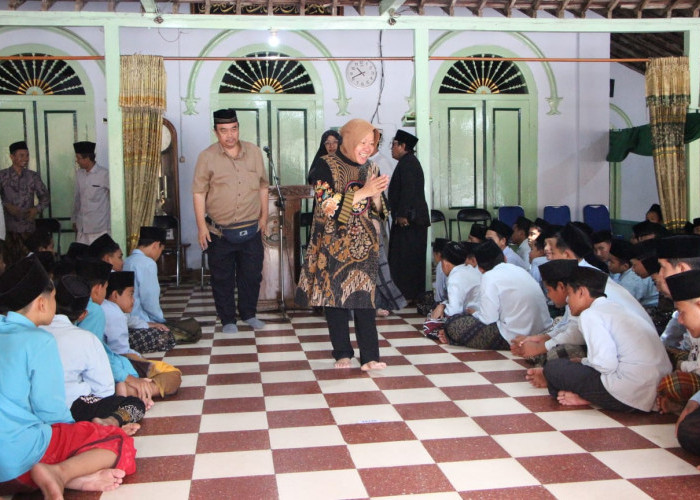 Diundang Pesantren Mambaul Hikam Blitar, Risma Sampaikan Peningkatan Kesejahteraan Guru dan Santri