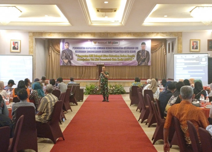 Danramil 02/Pesantren Beri Pembinaan Wasbang LKK Kelurahan Singonegaran