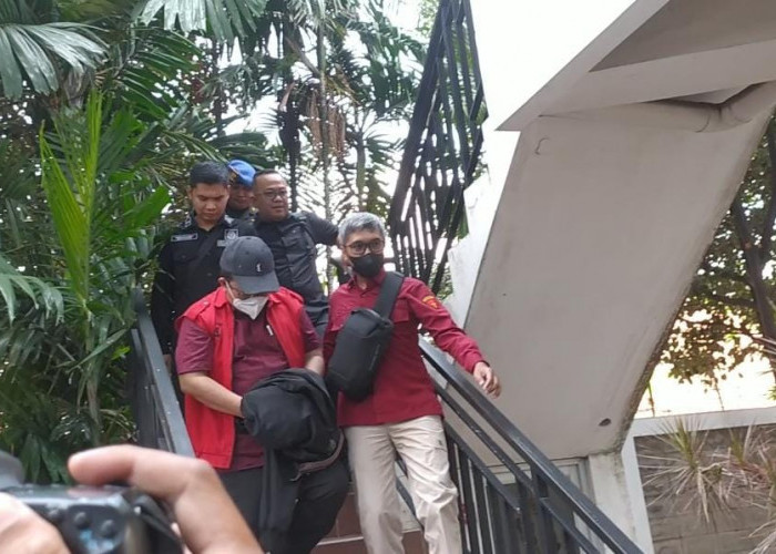 Pakai Rompi Merah, Mangapul Dibawa dari Rutan Kejati Jatim Menuju Kejagung