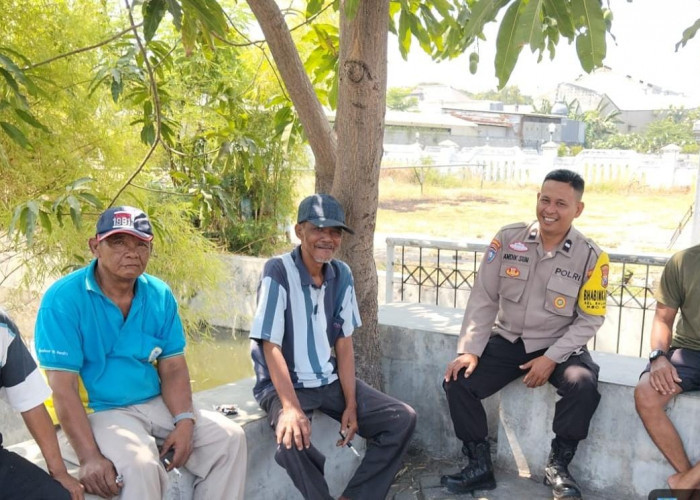 Perkuat Kamtibmas, Polsek Wiyung Sambang dan Cangkruk Bersama Warga RW 2 Balas Klumprik
