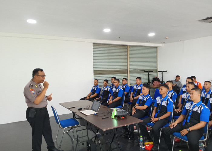 Antisipasi Curanmor dan Copet, Bhabinkamtibmas Polsek Simokerto Sambangi Juru Parkir ITC Mall