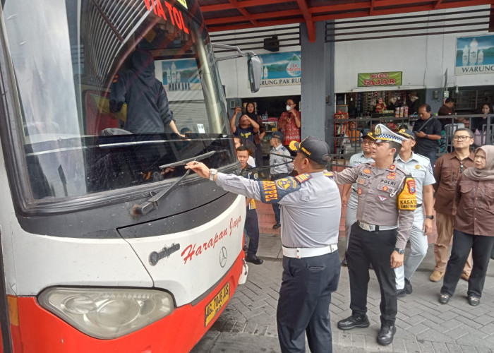 Jelang Libur Nataru, Petugas Periksa Armada dan Tes Urine Awak Bus di Terminal Gayatri 