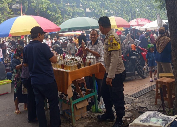 Mantapkan Harkamtibmas, Bhabinkamtibmas Polsek Bubutan Sisir Pasar Tumpah Depan Bank Indonesia