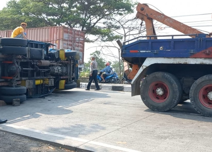Truk Boks Muatan Paket Alkes Terguling di Jalan Nasional Babat-Surabaya, Korban Selamat
