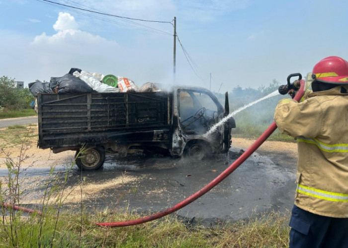Mobil Kebersihan Desa Wadeng Gresik Terbakar, Diduga Akibat Sampah Masuk Mesin