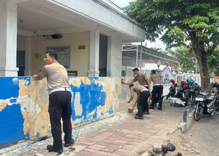 Satlantas Polres Jember Bersihkan dan Cat Ulang Masjid Baitussalam