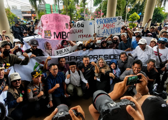 Ribuan Warga Jember Gelar Aksi Demontrasi Tolak Penghentian Distribusi MBG Saat Libur Sekolah