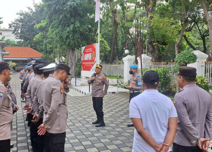 Pastikan Aksi Unjuk Rasa Damai, Polsek Sawahan Gelar Apel Pengamanan di PN Surabaya