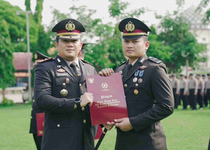 Kapolres Jombang Pimpin Upacara Penganugerahan Tanda Kehormatan Satyalancana Pengabdian