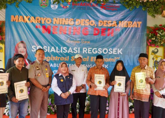 Kegiatan Mening Deh di Pandean, Kakantah Trenggalek dan Pjs Bupati Bagikan Puluhan Sertipikat Tanah Elektronik