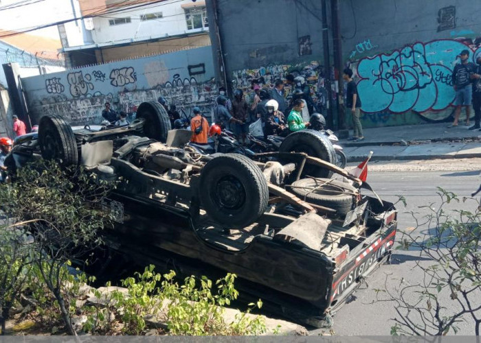 Pikap Tabrak Pembatas Jalan Hingga Terbalik