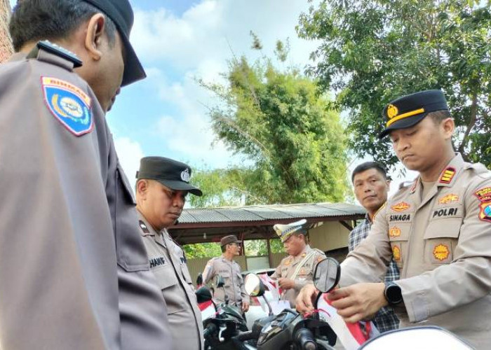 Tumbuhkan Semangat Nasionalisme, Polsek Tandes Bagikan 100 Bendera Merah Putih