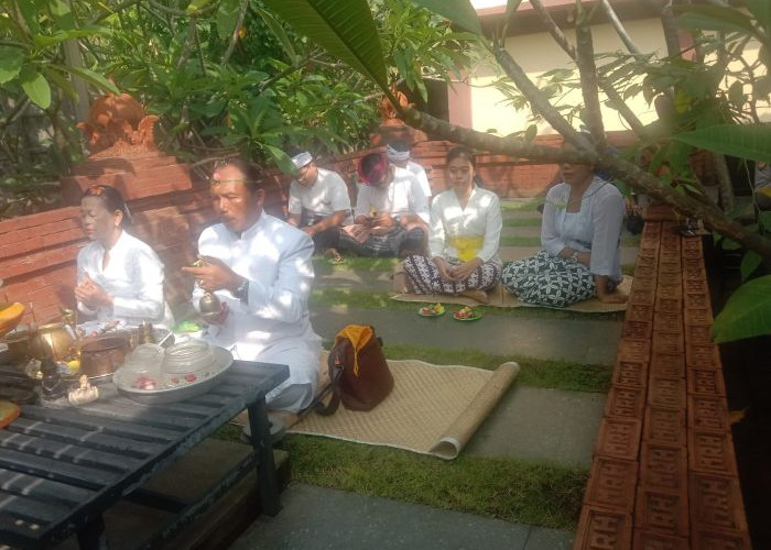 Polresta Sidoarjo Gelar Ibadah Suci Tilem di Pura Kertha Bumi Bhayangkara
