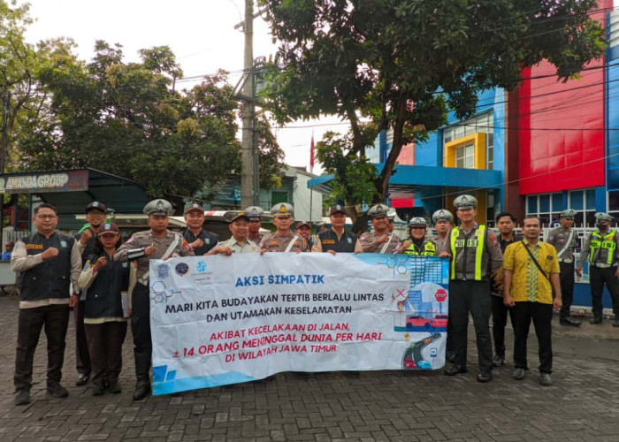 Satlantas Polres Lumajang Bagikan Brosur Imbauan, Tekan Pelanggaran Lalu Lintas