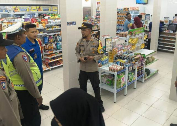 Polsek Wonocolo Patroli Dialogis Malam Hari, Ciptakan Rasa Aman di Indomaret Margorejo Surabaya