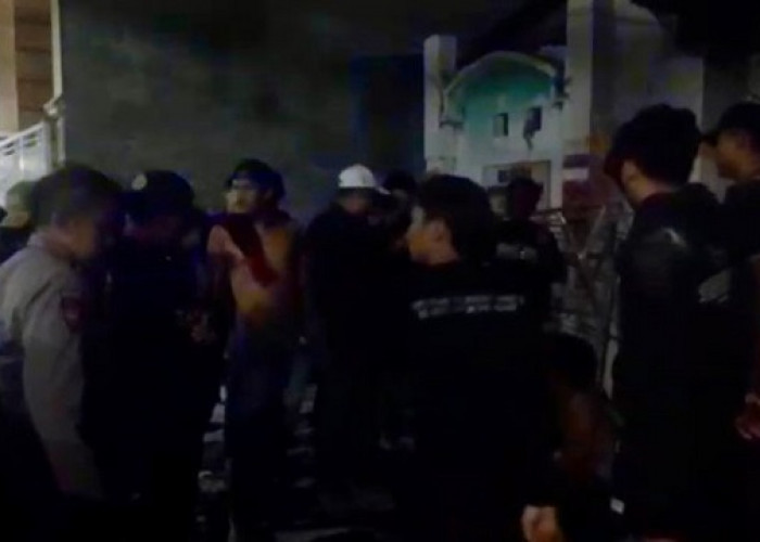 Gerombolan Diduga Gangster Acungkan Sajam di Menganti Gresik, 3 Remaja Diamuk Warga