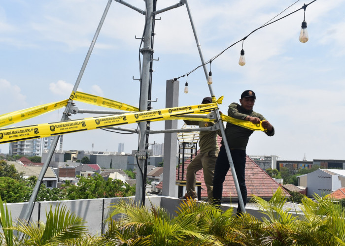 Tak Berizin, Menara Telekomunikasi di Jalan Klampis Disegel Satpol PP