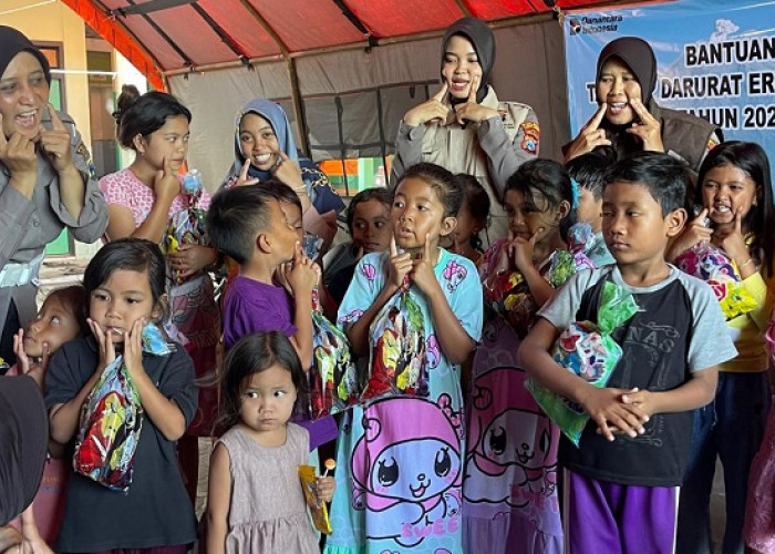 Polres Lumajang Terjunkan Tim Trauma Healing Hibur Anak-anak Pengungsi Bencana Semeru