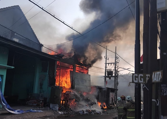 Gudang Kertas Bekas di Nambangan Surabaya Terbakar, Diduga Dipicu Puntung Rokok