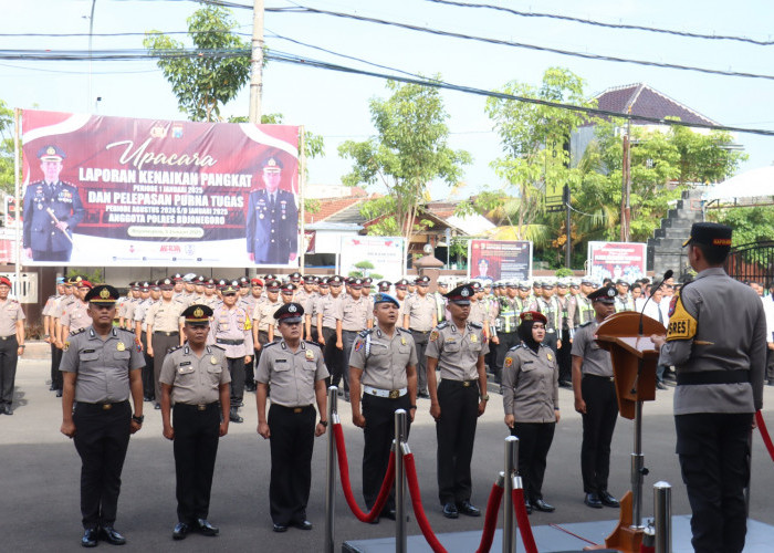 Kapolres Bojonegoro Pimpin Upacara Kenaikan Pangkat 59 Anggota