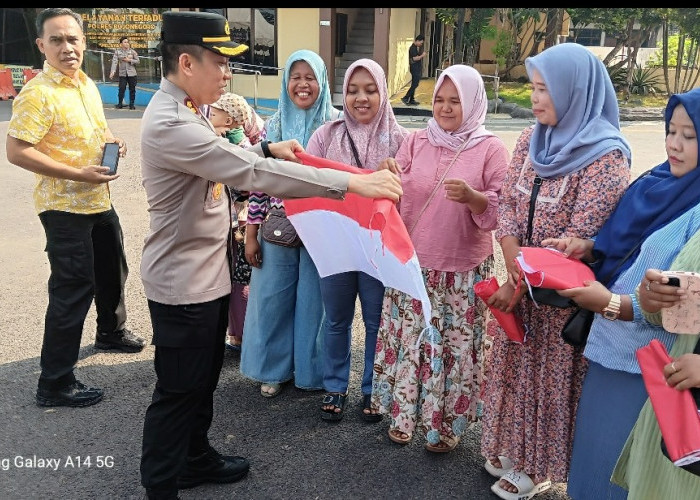 Pupuk Nasinonalisme, Kapolres Bojonegoro AKBP Afrian Bagikan Bendera  Merah Putih ke Masyarakat
