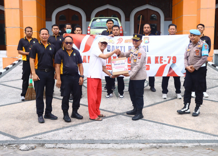 Bhakti Religi Peringati Hari Bhayangkara Ke-79, Polres Gresik Bebersih Tempat Ibadah dan Salurkan Bansos
