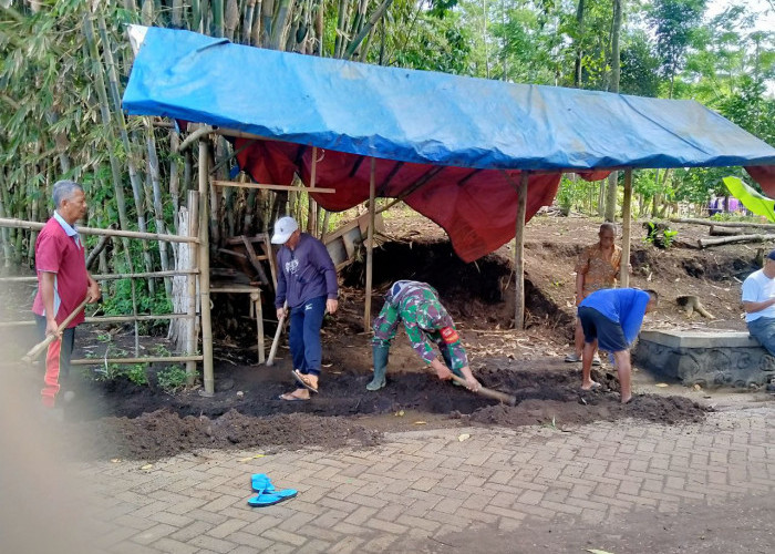 Babinsa Ranuyoso Bersama Warga Normalisasi Drainase
