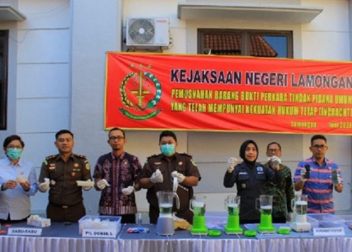 Kejari Lamongan Musnahkan 65 Gram Sabu dan Sajam dari 70 Perkara Inkrah